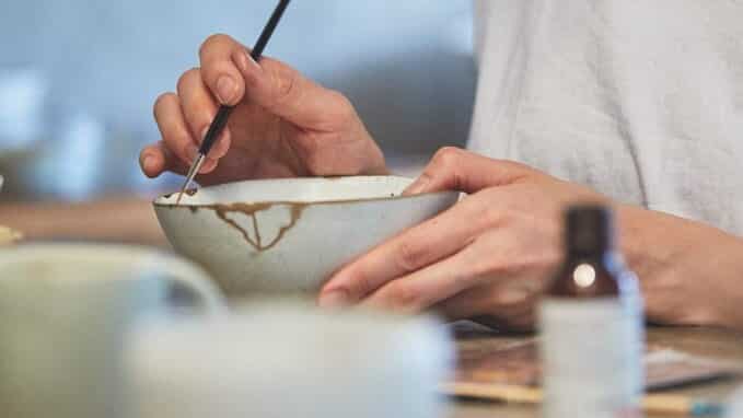 Naoko Tanijiri painting a bowl